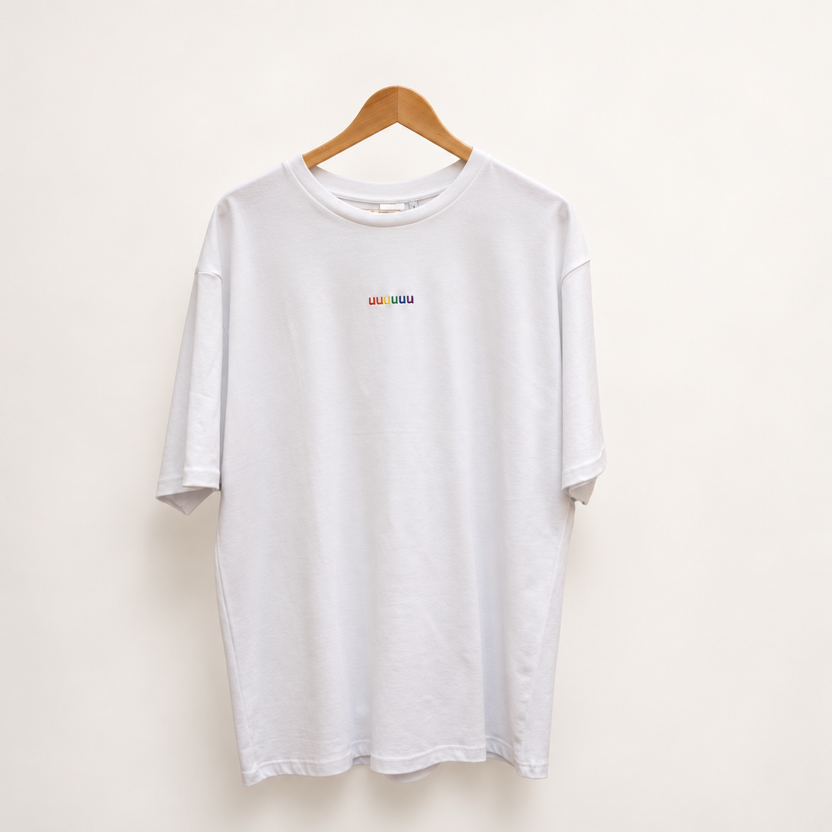 T-Shirt "UUUUUU" - Wit Regenboog – studiofoto
