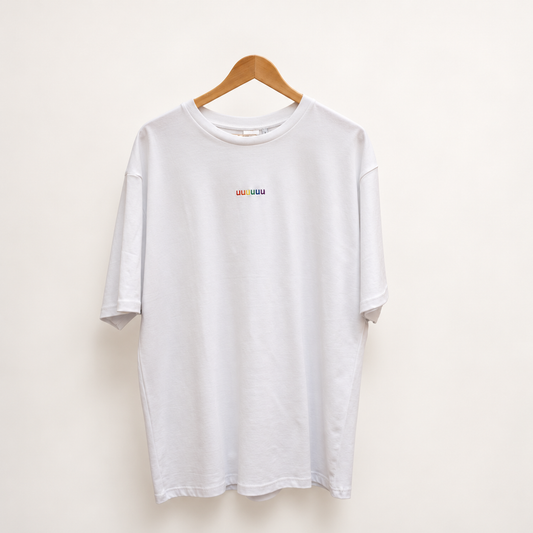 T-Shirt "UUUUUU" - Wit Regenboog – studiofoto