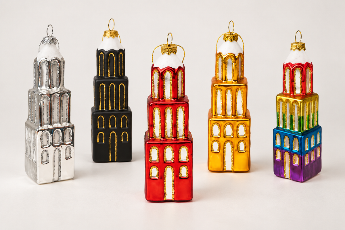 Domtoren-kerstballen in vijf kleuren op een rustige studioachtergrond